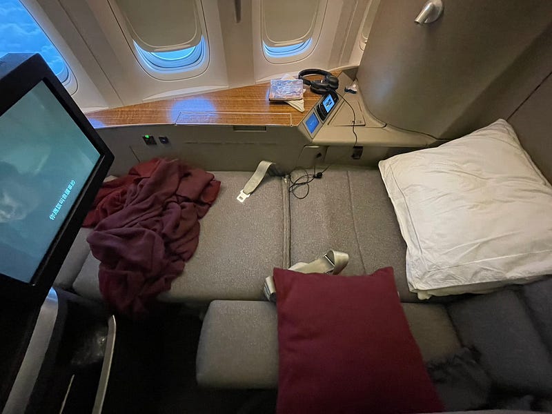 [飛行紀實] 國泰航空Cathay Pacific CX391 |北京(PEK)→香港(HKG) | B777–300ER 頭等艙 | 香港機場玉衡堂貴賓室