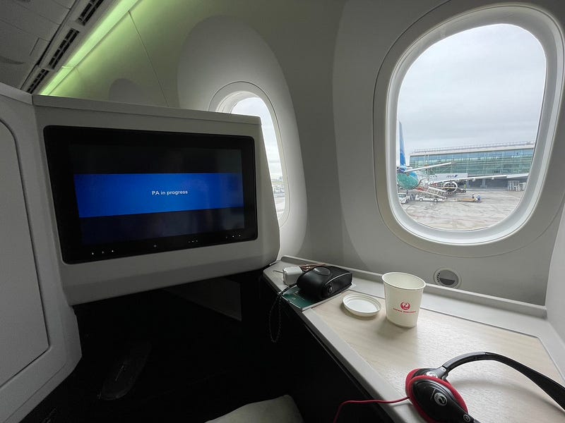 [飛行紀實] 日本航空JAL JL97 |羽田(HND)→松山(TSA) | B787–9 SKY SUITE Ⅲ 商務艙 | 日本航空 Sakura Lounge | 阿拉斯加航空哩程兌換